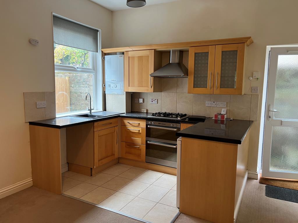 Lot: 31 - GROUND FLOOR ONE-BEDROOM FLAT FOR INVESTMENT OR OCCUPATION - Modern fitted kitchen